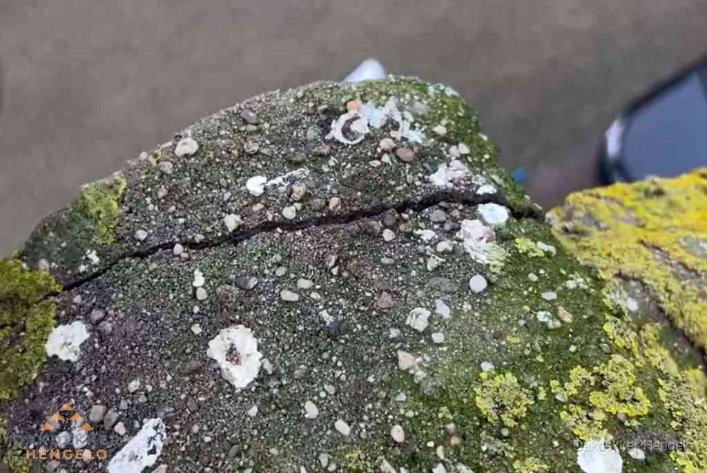 Beschadigde en verweerde nokvorst met scheuren en mos in Hengelo Beschadigde en verweerde nokvorst met scheuren en mos in Hengelo