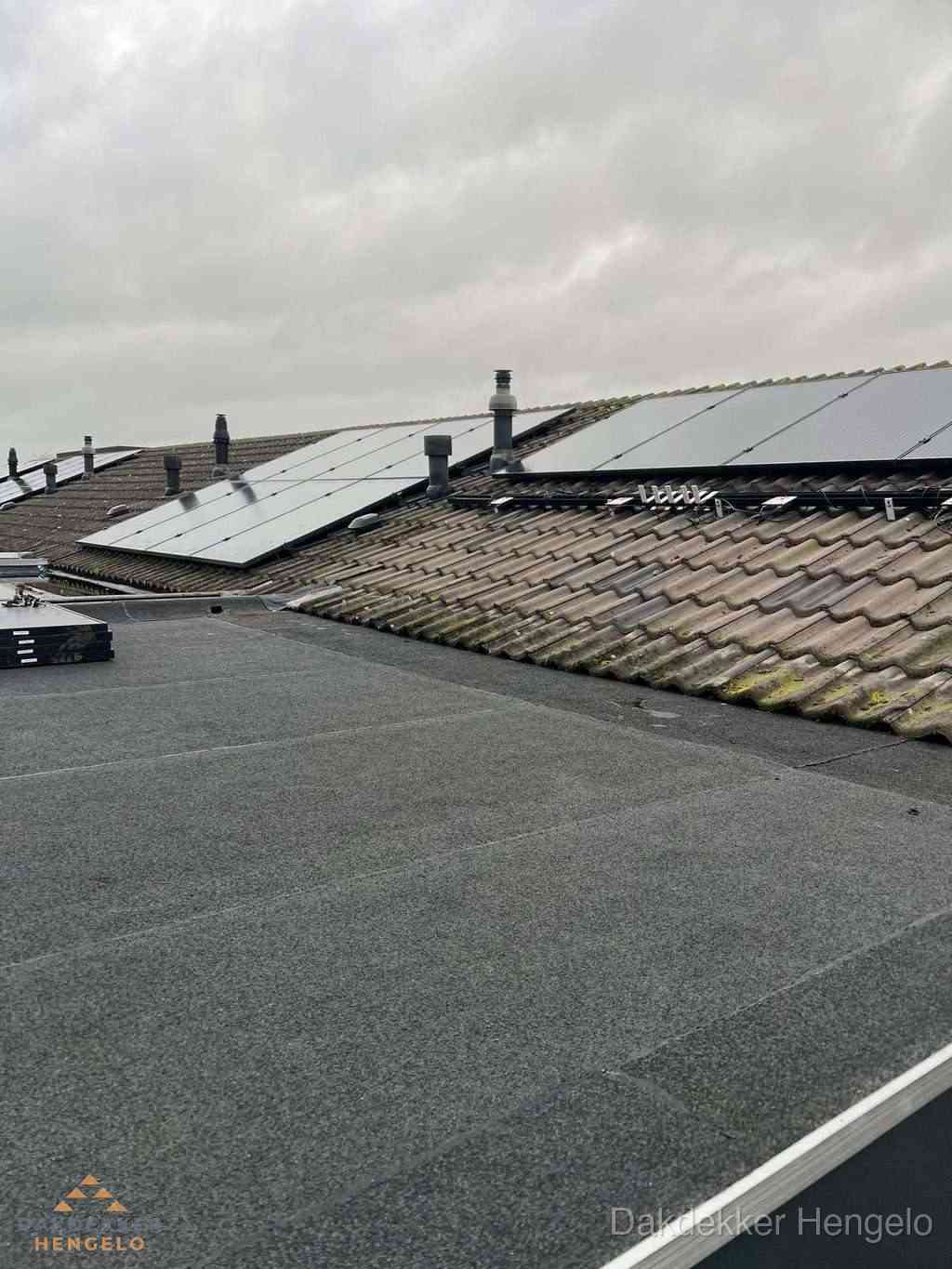 Bitumen dakbedekking op plat dak met aansluitend pannendak en zonnepanelen in Hengelo Bitumen dakbedekking op plat dak met aansluitend pannendak en zonnepanelen in Hengelo