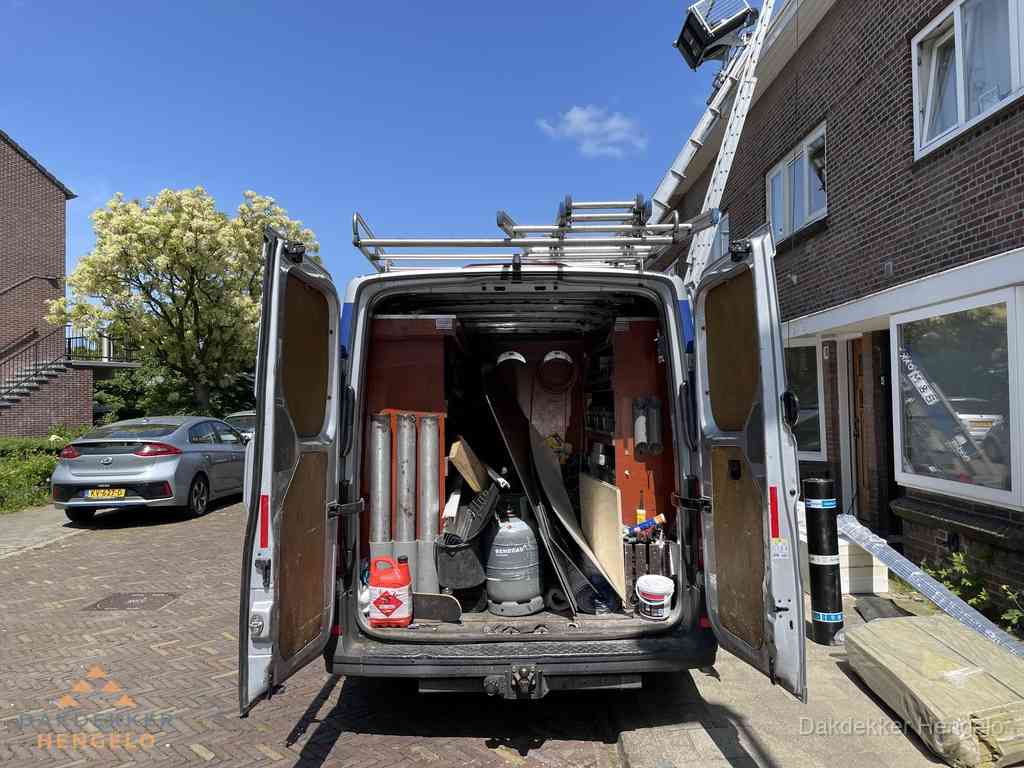 Spoed dakdekker bus met gereedschap en ladder bij woning in Hengelo Spoed dakdekker bus met gereedschap en ladder bij woning in Hengelo