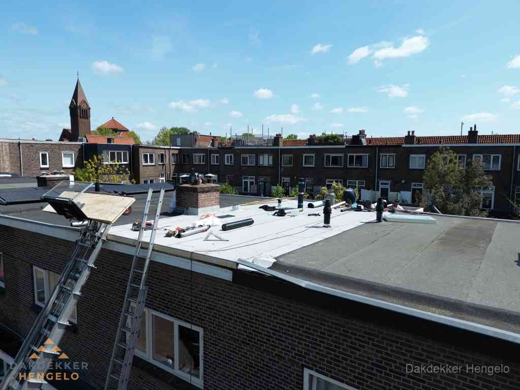 Dakdekkers aan het werk op plat dak in Hengelo Dakdekkers aan het werk op plat dak in Hengelo