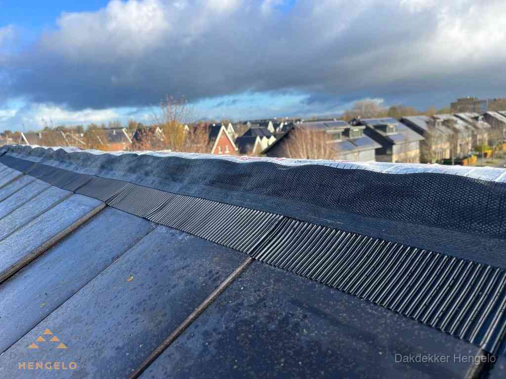 Dakisolatie bij de nok met ventilatieprofiel op schuin dak in Hengelo Dakisolatie bij de nok met ventilatieprofiel op schuin dak in Hengelo