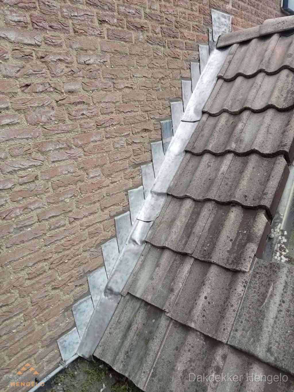 Loodslabben langs dakaansluiting bij bakstenen muur in Hengelo Loodslabben langs dakaansluiting bij bakstenen muur in Hengelo