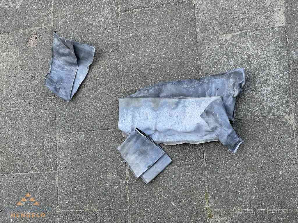 Oude verwijderde loodslabben na vervanging in Hengelo Oude verwijderde loodslabben na vervanging in Hengelo
